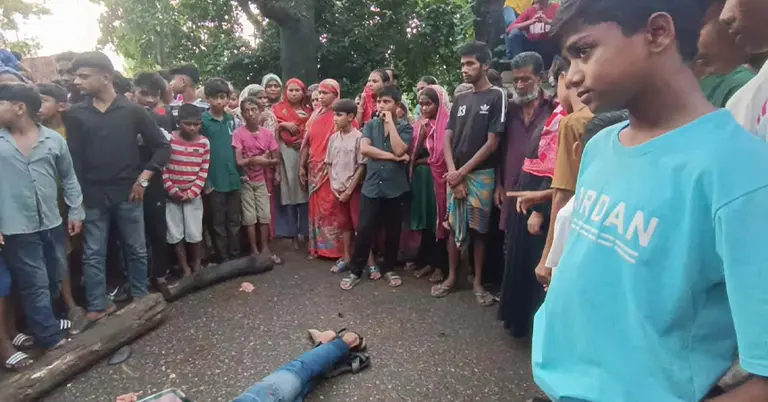 ঘটনাস্থলে স্থানীয়দের ভিড়